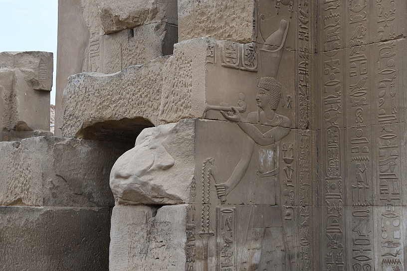 56 MAK_6373.jpg - Il faraone Tolomeo IX Con la mano sinistra tiene un incensiere a forma di braccio terminante con una mano che regge un piccolo braciere, con la mano destra getta dei grani di resina sui carboni ardenti. Questo gesto serve a purificare lo spazio sacro e a compiacere le divinità.